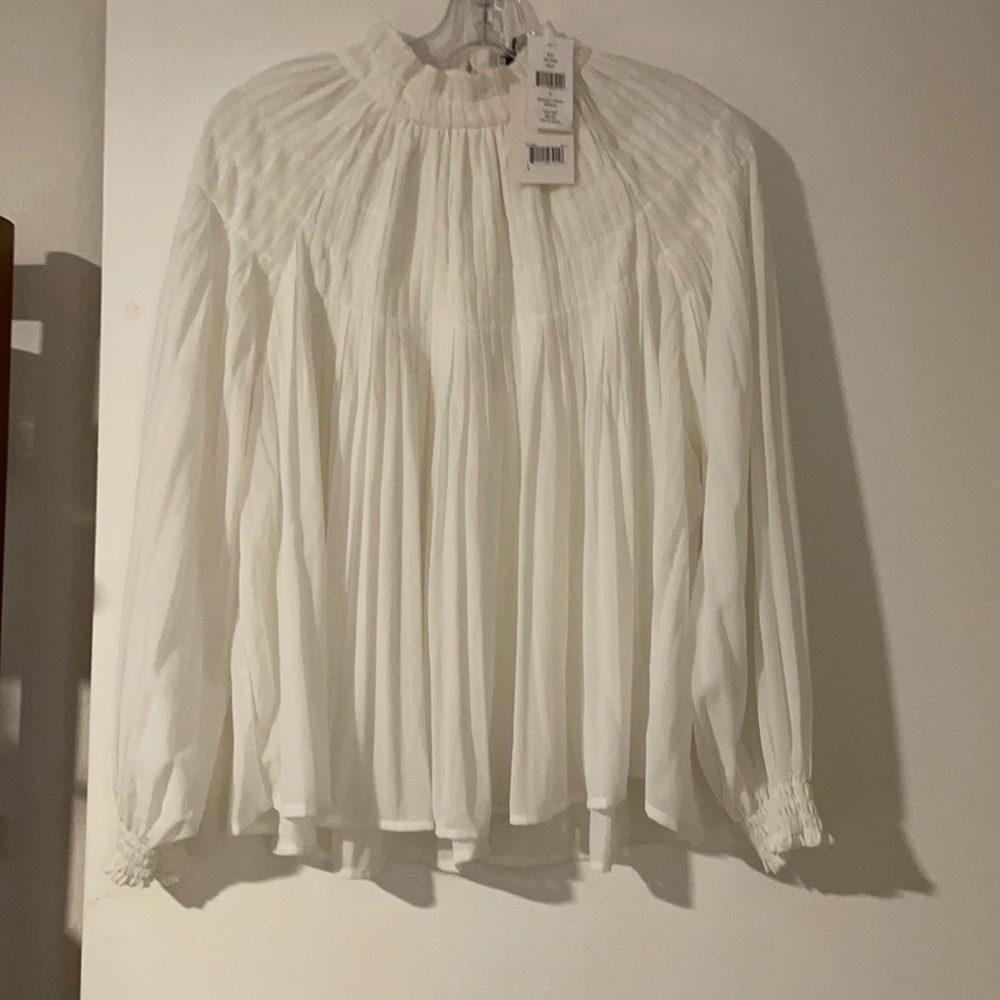 NWT White Stellah pleated top. Zipper in back. Size small